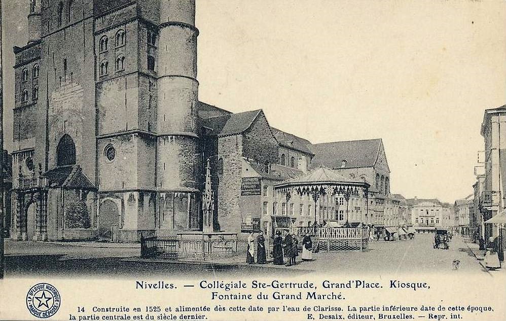 collégiale Sainte-Gertrude Grand-Place kiosque Fontaine carte postale ancienne