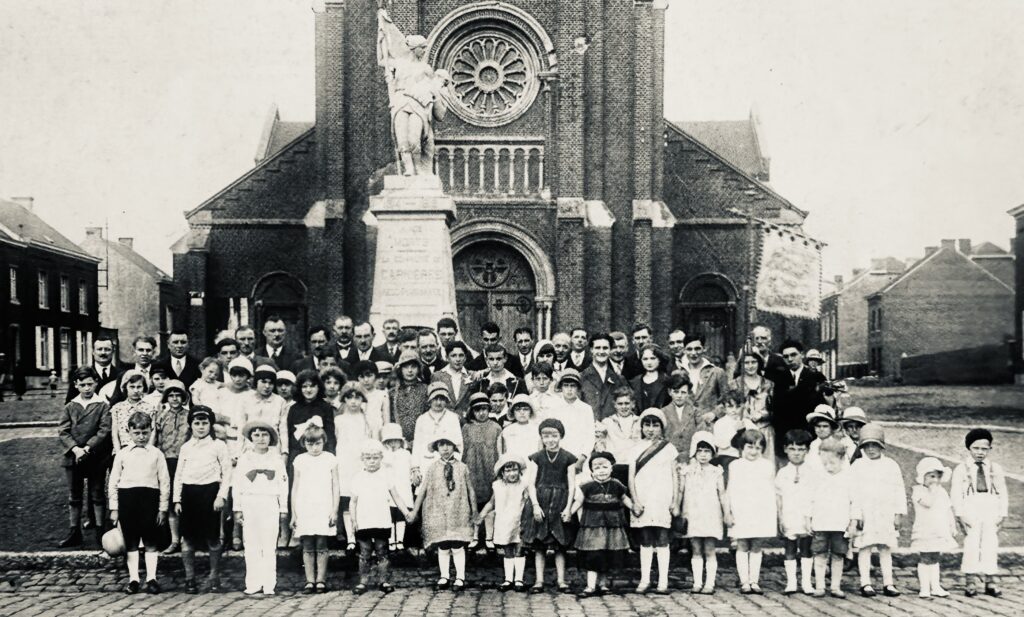 DUCASSE AOÜT 1927; LES ENFANTS FLEURISSENT LE MONUMENT AUX MORTS.