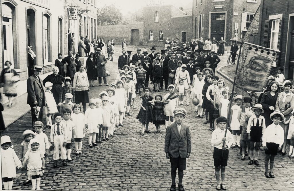 DUCASSE 1933: LES ENFANTS, RETOUR DU DEPOT DE FLEURS AU MONUMENTS AUX MORTS ET LE COMITE DES COMMERCANTS