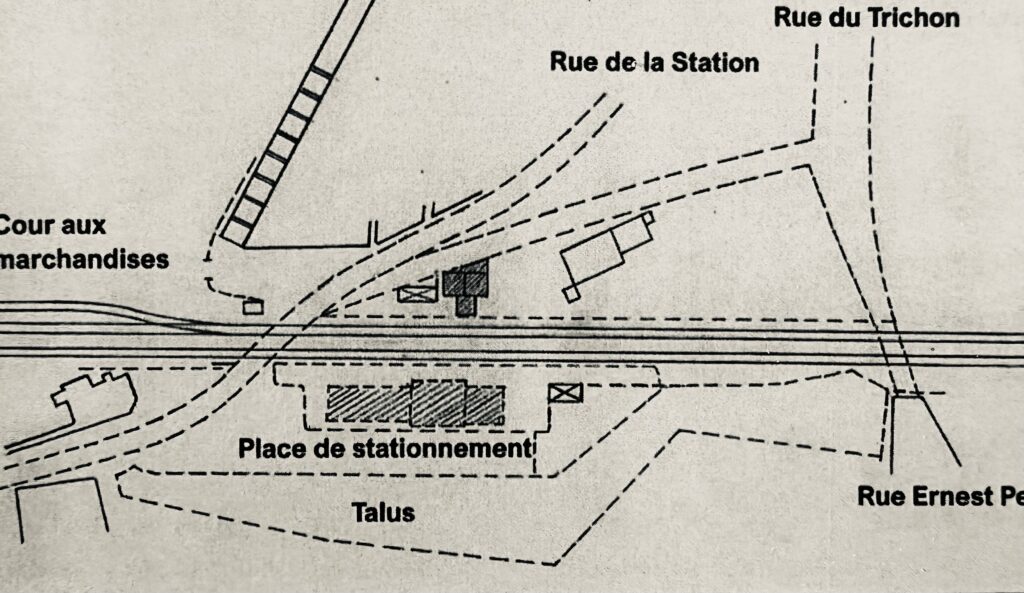 Ce dessin, fait d'après un plan de l'Etat de 1895, indique l'emplacement du bâtiment définitif de la gare (Traits hachurés). Du côté des Trieux, au nord des voies se trouvait une maisonnette provisoire (Traits hachu-rés) avec à sa gauche un wagon pour un agréé et les petits colis.