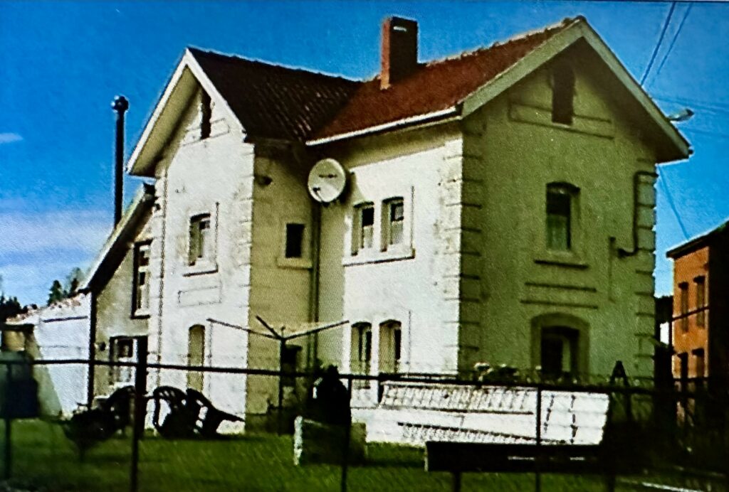 Ce bâtiment (ci-dessus-près du cimetière de Carnières) était strictement identique à celui de la gare de Carnières-Sud, actuellement transformée en maison d'habitation: elle a perdu un peu de son caractère original : voir la photo à doite (Photos de l'auteur)