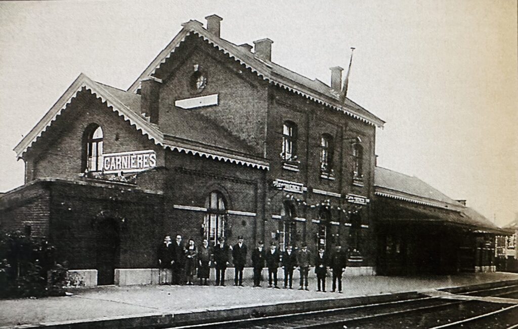 Le personnel rassemblé devant la gare dans l'entre deux-guerres.