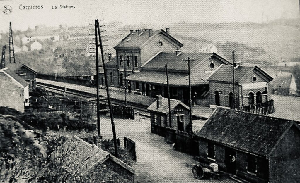 Sur cette photo panoramique, on peut observer le bâtiment de la gare avec, à son côté, les W.C. ; à l'avant plan, le hangar avec une charrette est l'abri pour les colis et le petit bâtiment est la cabine de signalisation (le block 6).