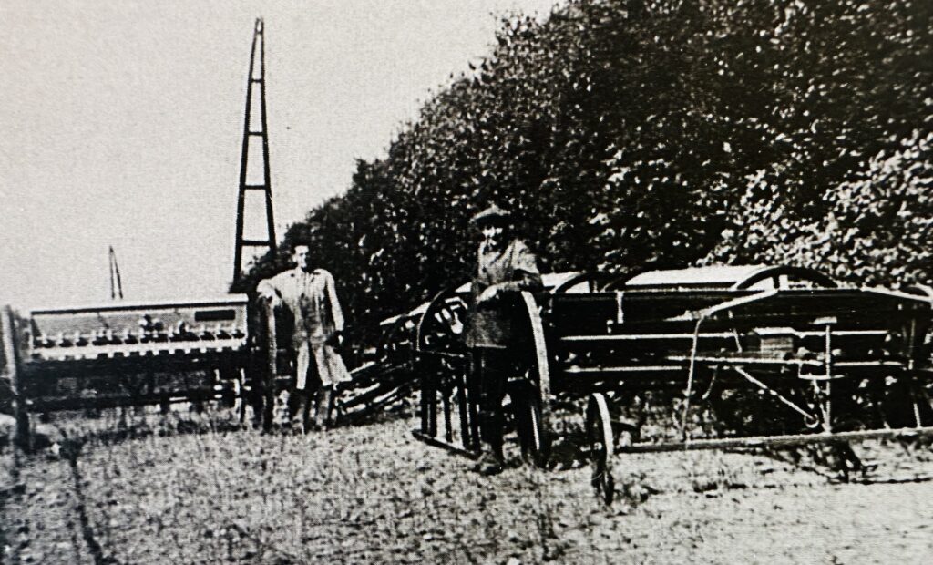 Le fermier Brunard du Placard est ici photographié après le déchargement de nouveaux engins agricoles dans la cour aux marchan-dises. (Document Fernand Marchand)