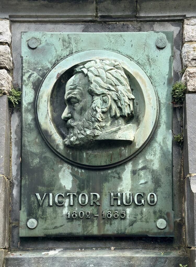 La Colonne Victor Hugo - le médaillon