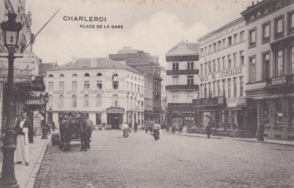 La maison verte, au coin de la Place de la Gare, devenue Place Emile Buisset et de la Rue de la Station. Avec l'aimable autorisation de François DIerick