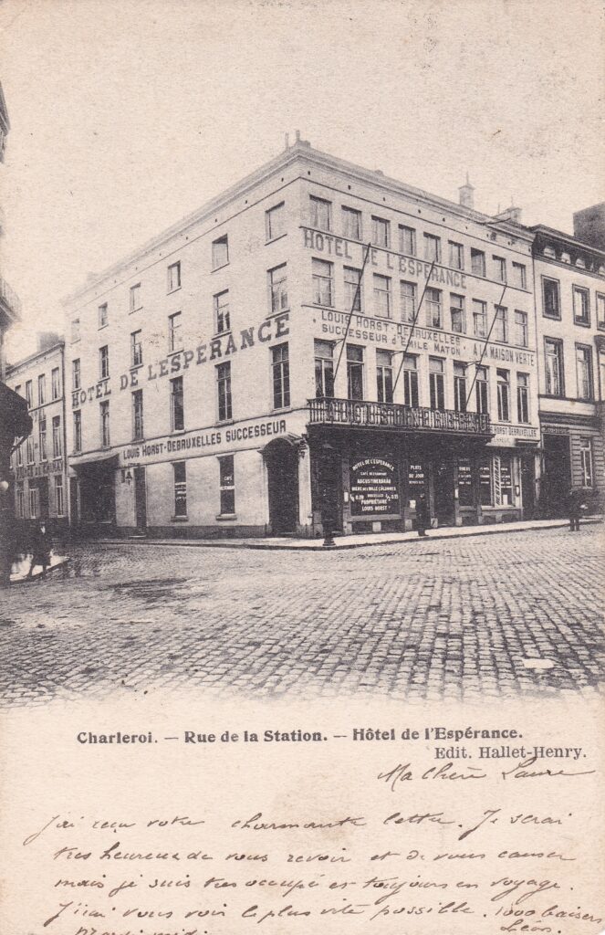 A droite de l'Hôtel de 'Espérance, au coin de la place de la Gare et de la rue de la Station, au n°6, on voit l'enseigne de la Maison Verte. Avec l'aimable autorisation de François Dierick