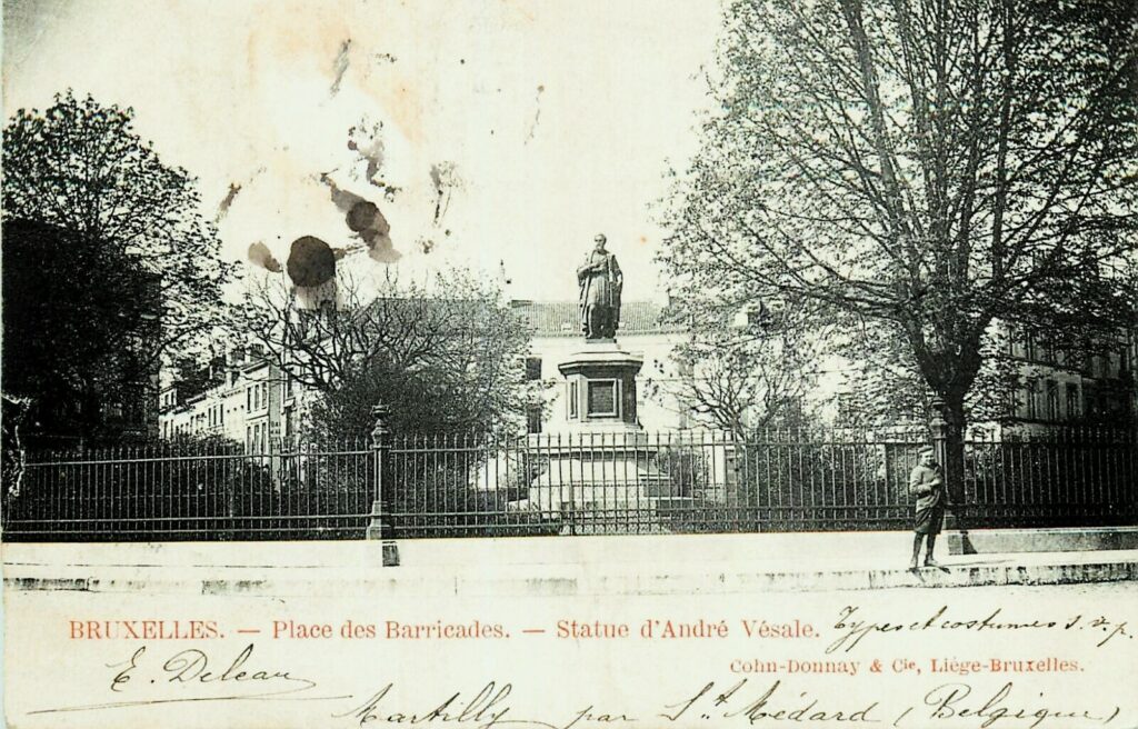 Bruxelles. La Place des Barricades et la statue d'André Vésale.